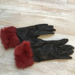 Leather gloves with red fur detailing